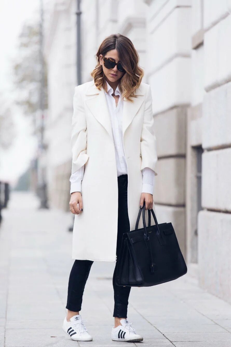 Черное пальто и белые брюки. Стильное пальто. Стильное белое пальто. Образы с пальто женские. Элегантный осенний образ.