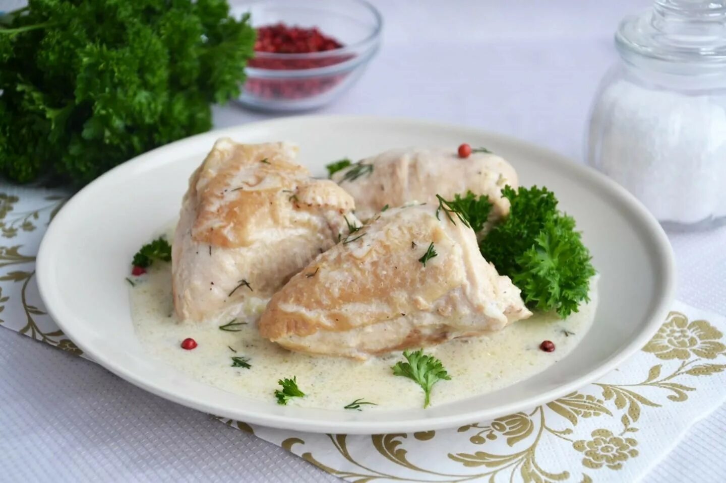 Куриное бедро со сметаной