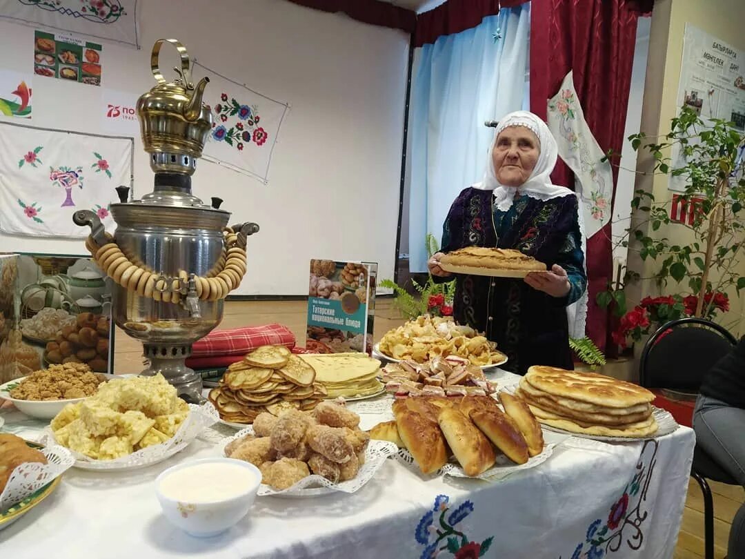 Татарск в татарстане. Ахмаметьево Буинский район. Буинский район деревня Ахмаметьево. Татарский праздничный стол. Татарская Национальная выпечка.