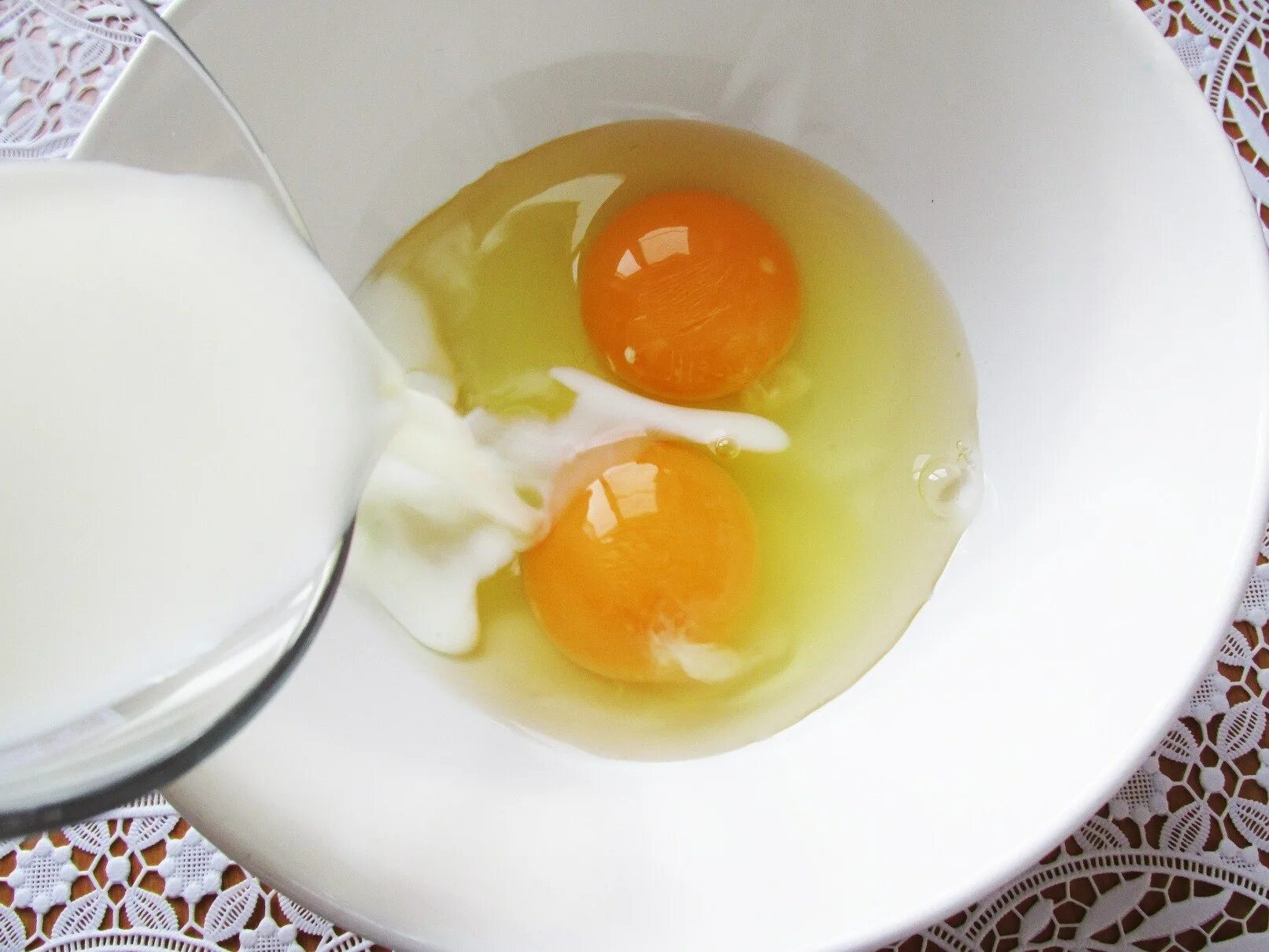 Яйца в миске с молоком. Молоко и яйца. Яйца перемешанные с молоком. Смешать яйца с молоком. Зачем яйца в блинах