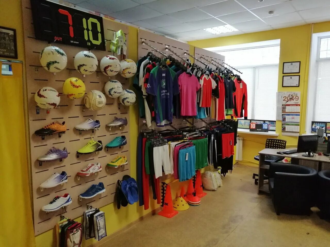 спортивный магазин. спорт магазин. спортивный магазин. спортивный магазин c. дизайн магазина спортивной одежды.