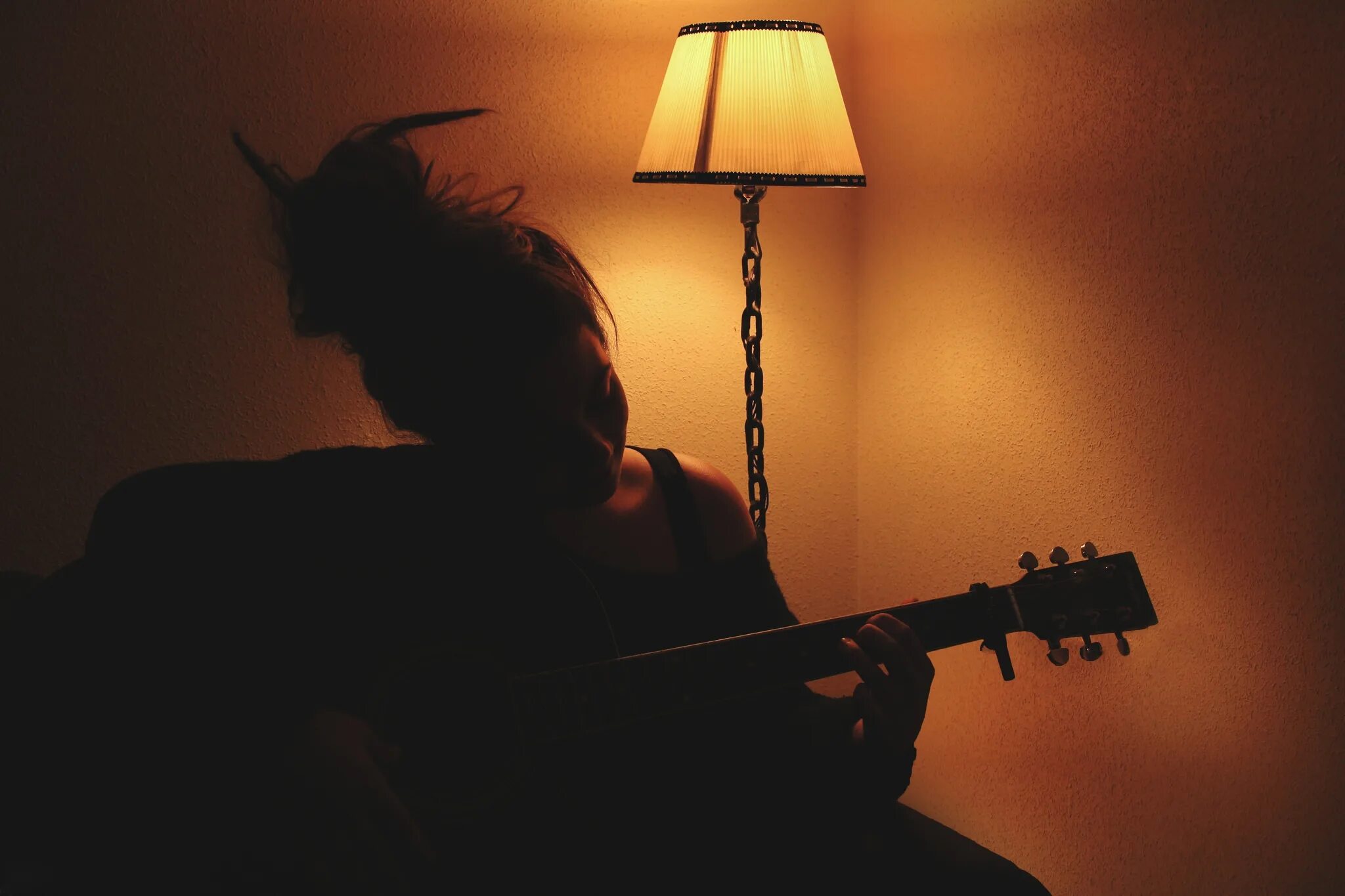 Девушка с электрогитарой. С гитарой в темноте. Девушка с гитарой в темноте. Девушка с гитарой со спины.