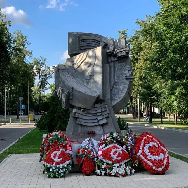 20 памятников москвы. Памятник погибшим 20 октября 1982 года в «Лужниках». Памятник 20 октября Лужники. Памятник в Лужниках погибшим болельщикам.