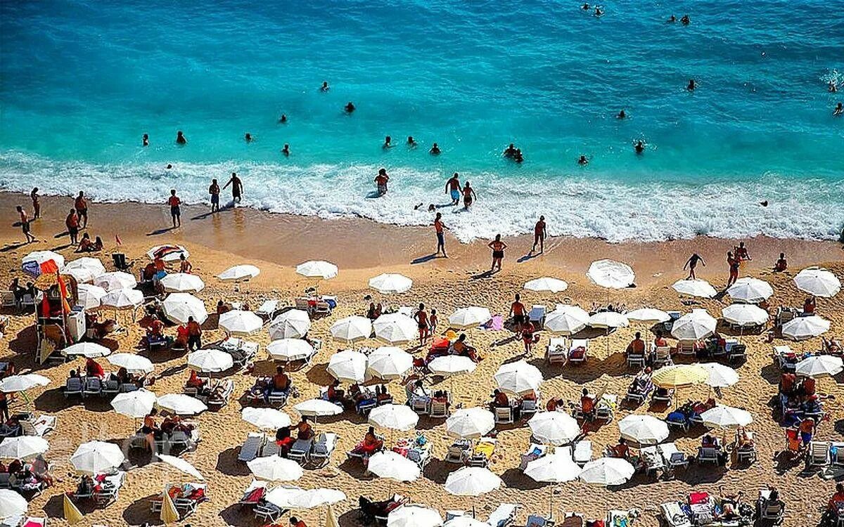 Турция круглый год. Турция пляж. Пляжный туризм. Люди на пляже. Турция туризм.