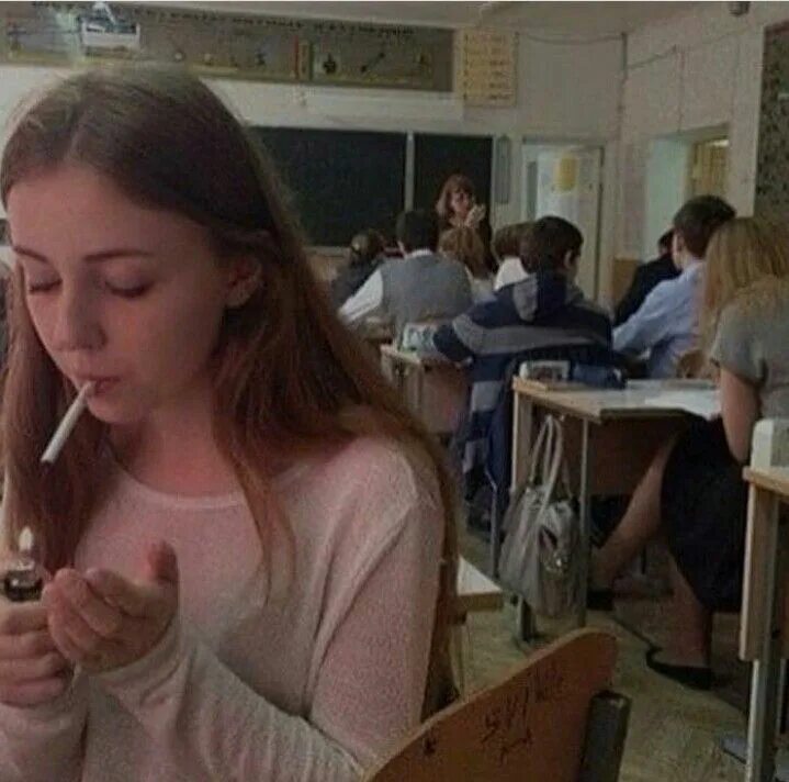 Отсосала в 12 лет. Селфи в школе. Девочки курят в школе. Курящие девочки в школе. Девчонки в классе.