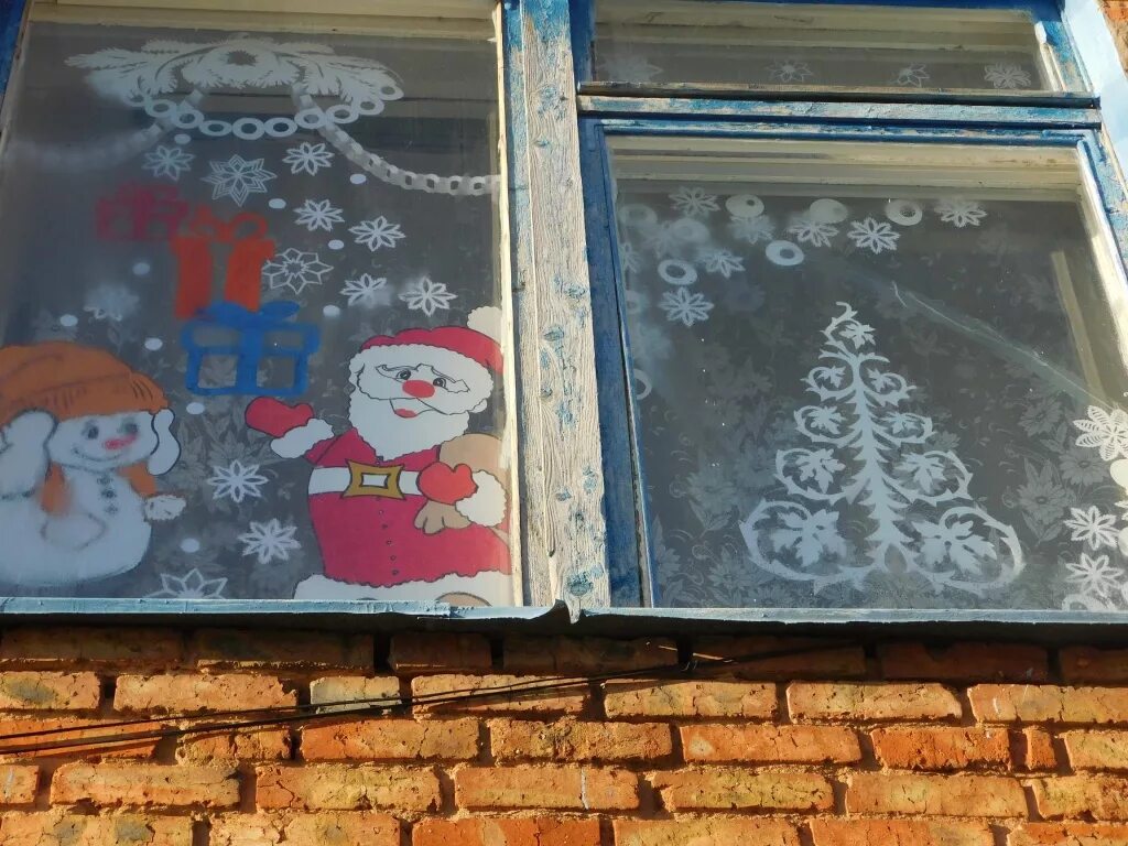 Окна новый год 2024. Расписные окна на новый год. Новогодние окна разрисованные гуашью. Разрисовка окон к новому году в детском саду. Роспись окон к новому году в детском саду.