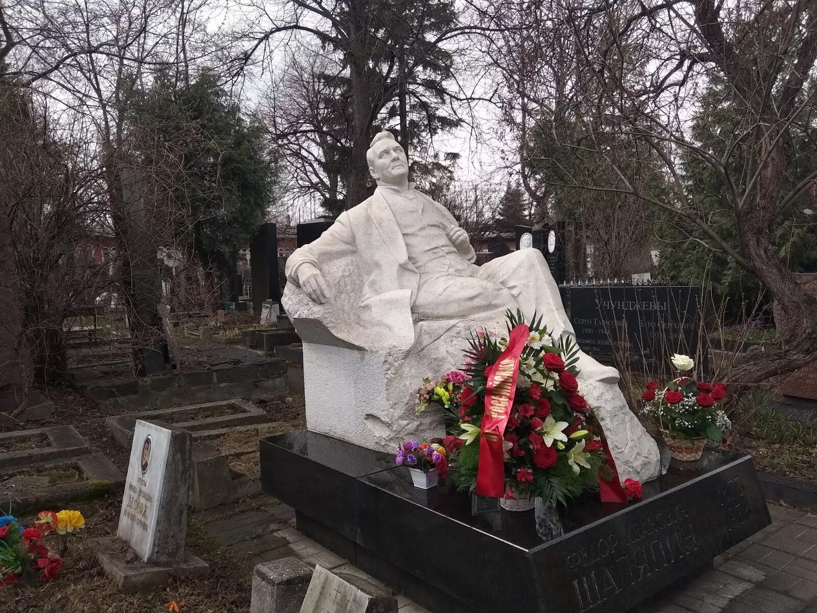 Шаляпина нашли. Шаляпин Новодевичье кладбище. Памятник Шаляпину на Новодевичьем кладбище. Фёдор Шаляпин похоронен.