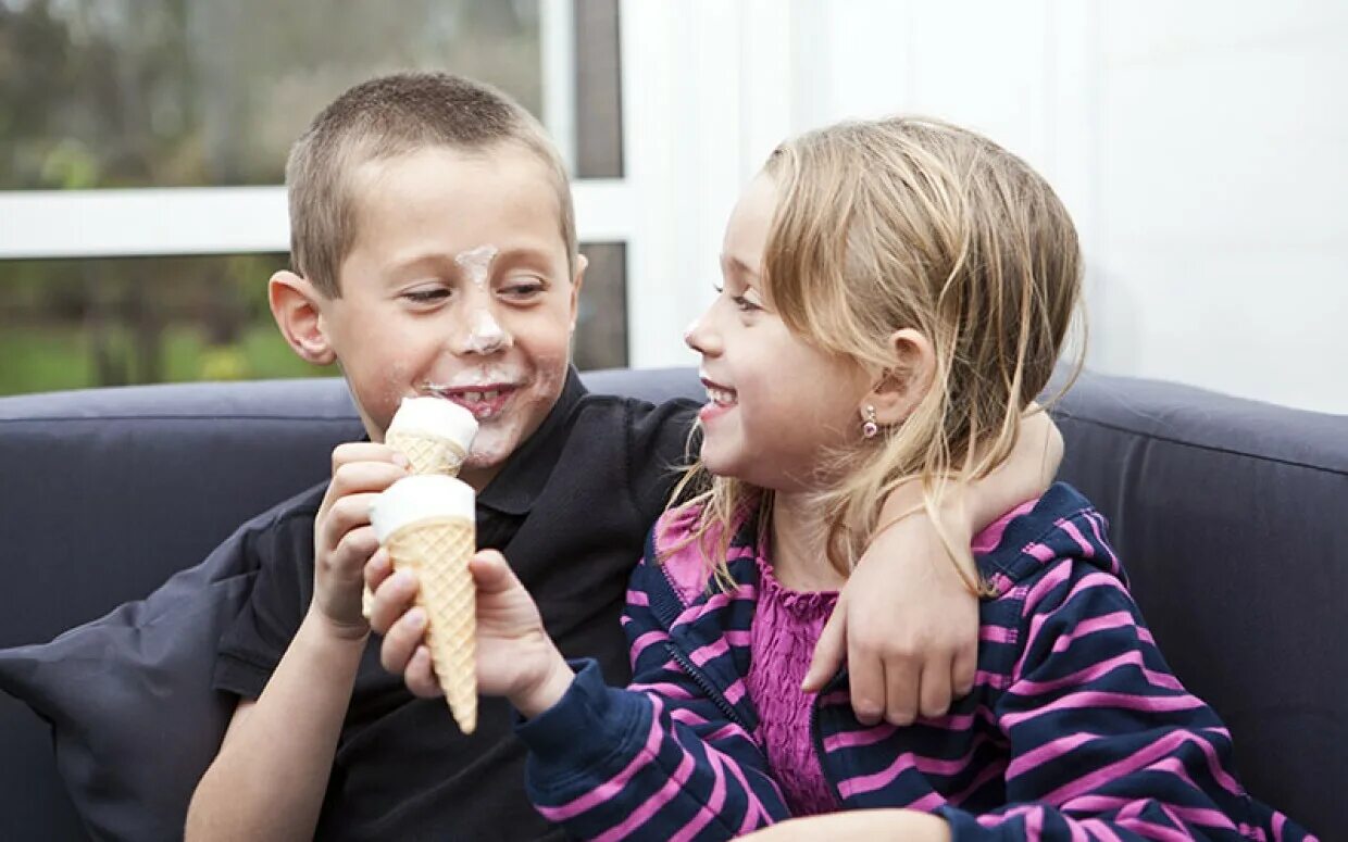 Школьники едят мороженое. Сестры едят мороженое. Братья едят мороженое. Дети едят мороженое.