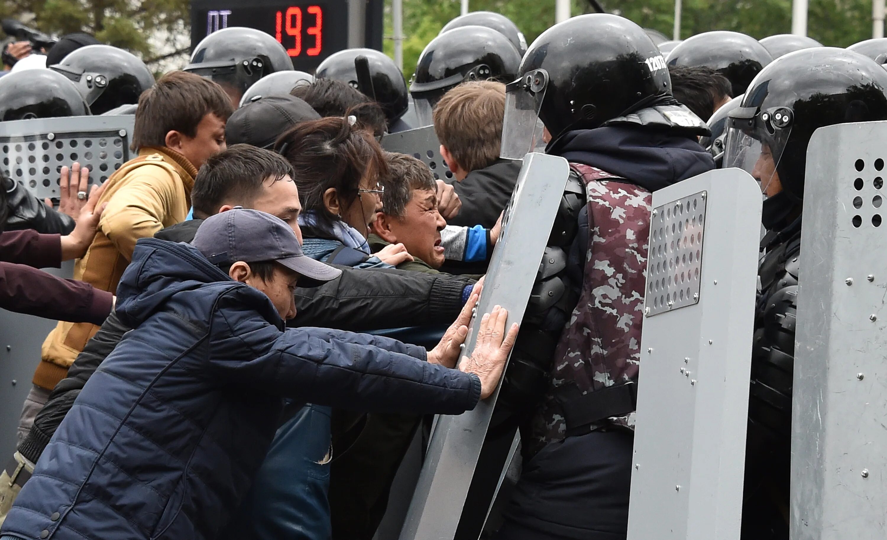 Токаев Казахстан протесты. Митинги в Казахстане 2022. Январские беспорядки в Казахстане. Массовые беспорядки в Казахстане. Что произошло в казахстане с девушкой