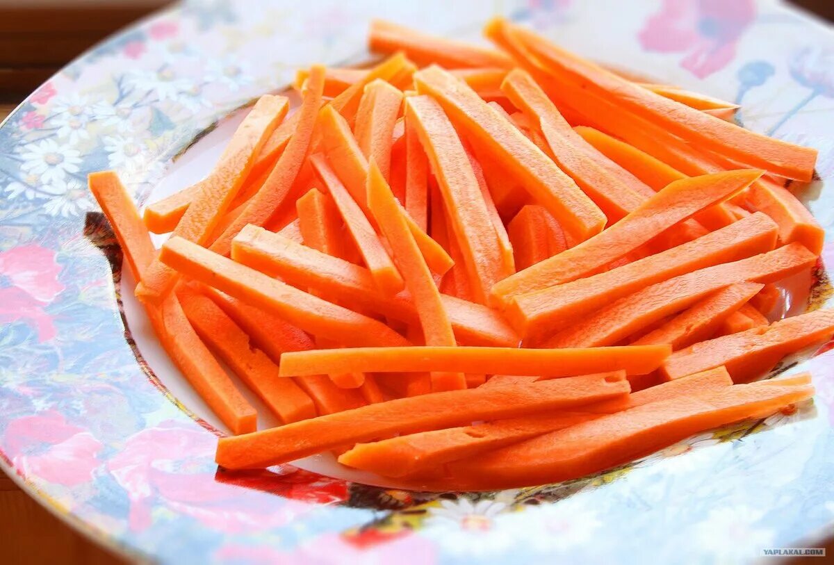 Нарезка овощей соломкой. Нашинковать морковку соломкой. Морковка брусочками для плова. Морковь соломка 3х3х20мм. Морковь нарезанная соломкой.
