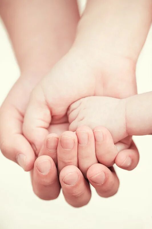 3 ладони. Семья руки. Счастливая семья руки. Руки в руках семья. Ладони семьи.