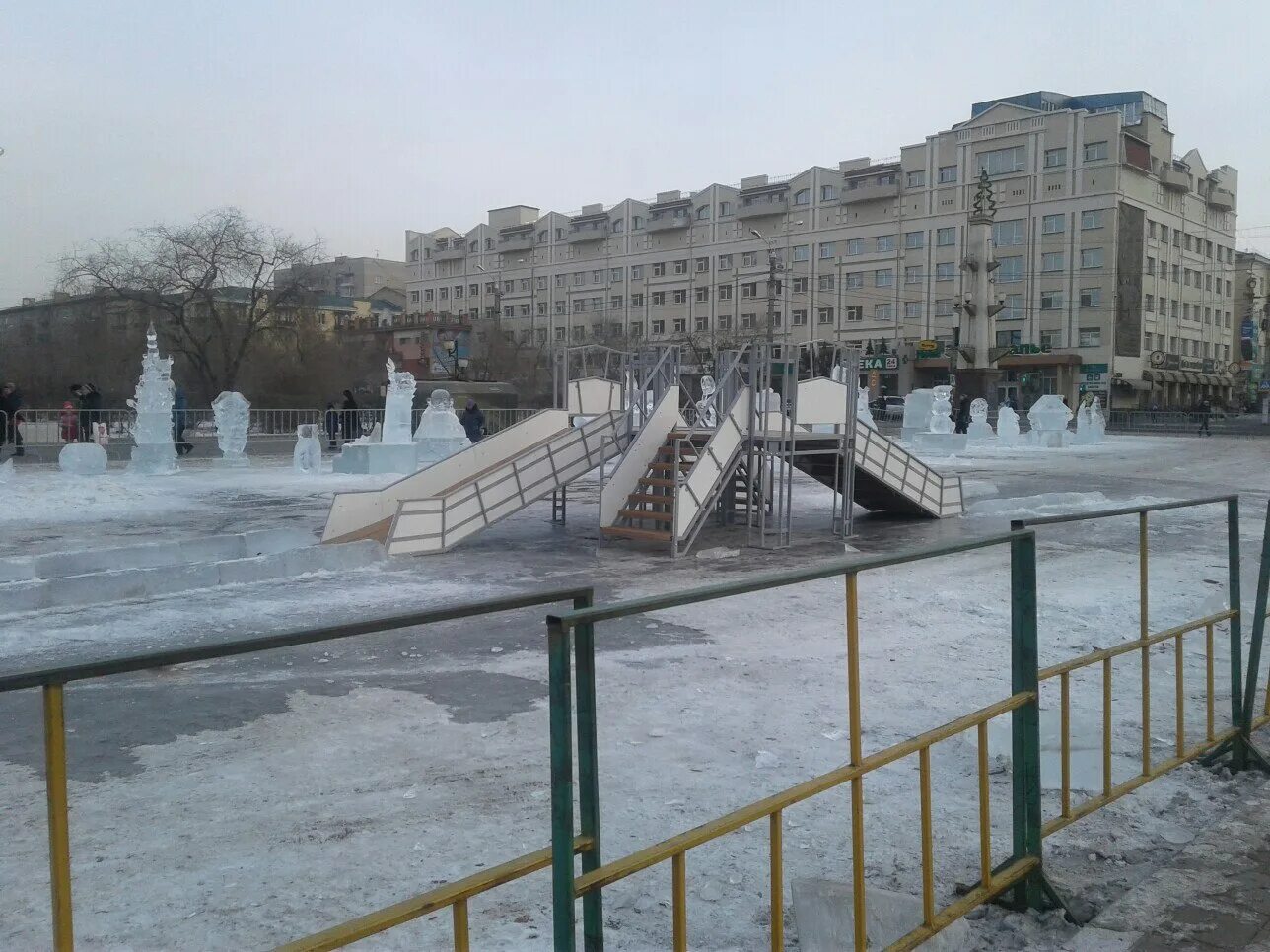 Горки на площади ленина. Зимний парк колпино чухонка. Соборная площадь ульяновск зима. Площадь ленина чита зима. Ново ленино горки.
