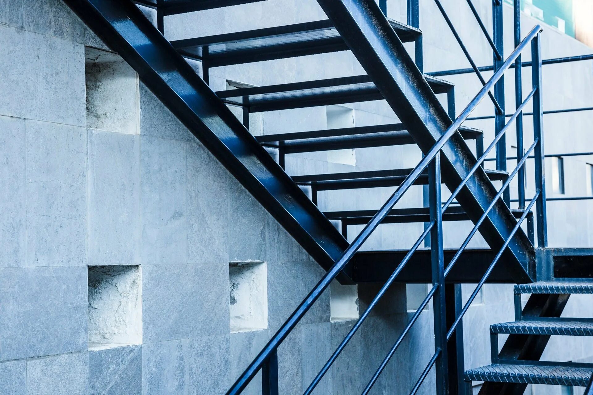 Вертикальная металлическая лестница. Промышленная лестница. Наружная металлическая лестница. Лестница металлическая Промышленная. Лестница металлическая производственная.