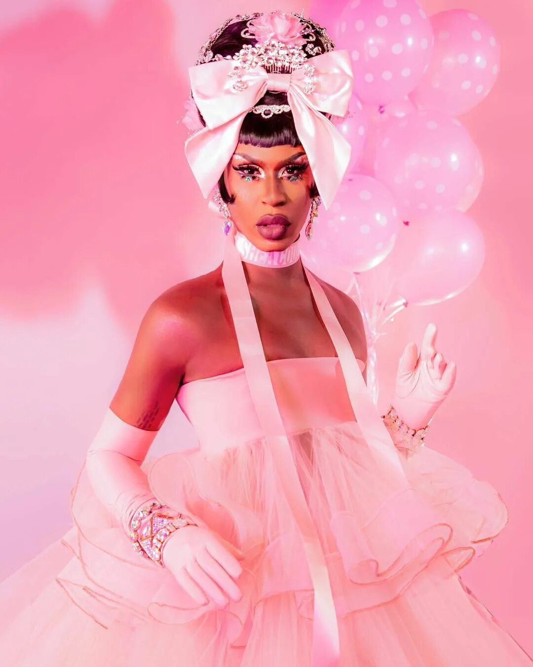 Драг квин шоу. Дрэг квин шоу. drag queen свадьба. драг квин платья. драг квин в розовом.