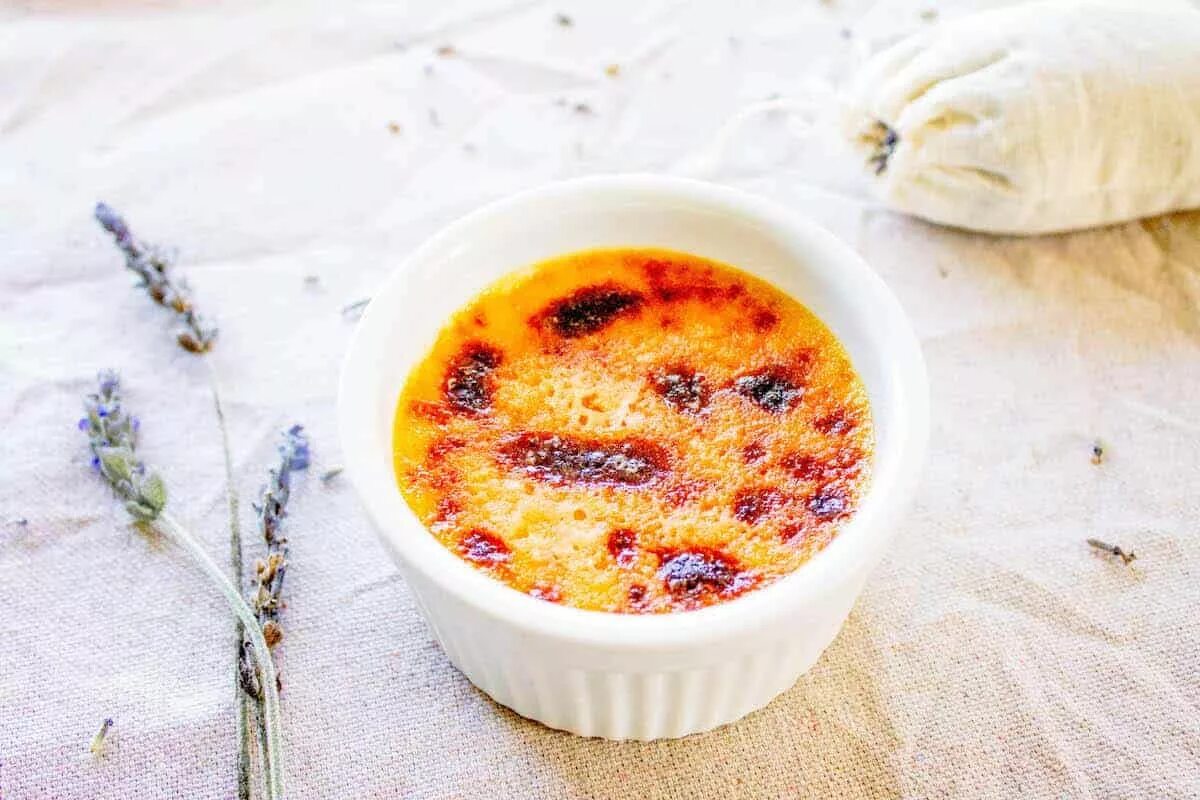 Крем-брюле. Creme brulee heather. Французский десерт канале. Крем брюле рецепт. Десерт крем-брюле в ресторанах.