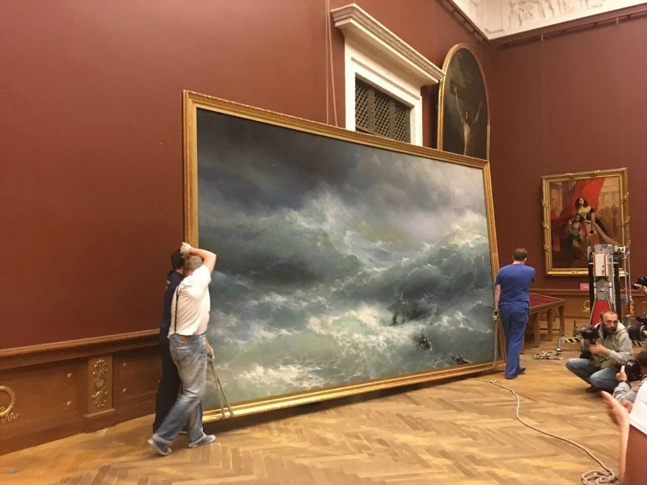 Третьяковка москва музей картины. Узнать больше картин. Русский музей выставка айвазовского. Репин бурлаки на волге в музее. Зал айвазовского в третьяковской галерее.
