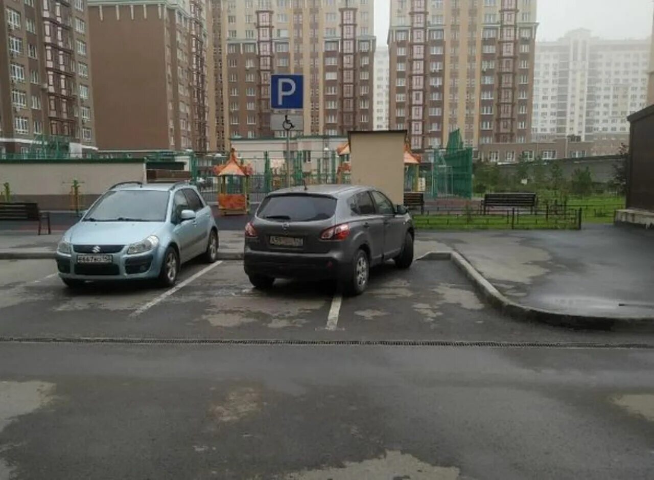 Нарушение правил парковки спб. Парковка на тротуаре куда отправить. Автомобили на тротуарах и газонах. Парковка на тротуаре куда отправить. Велопарковки на тротуаре.