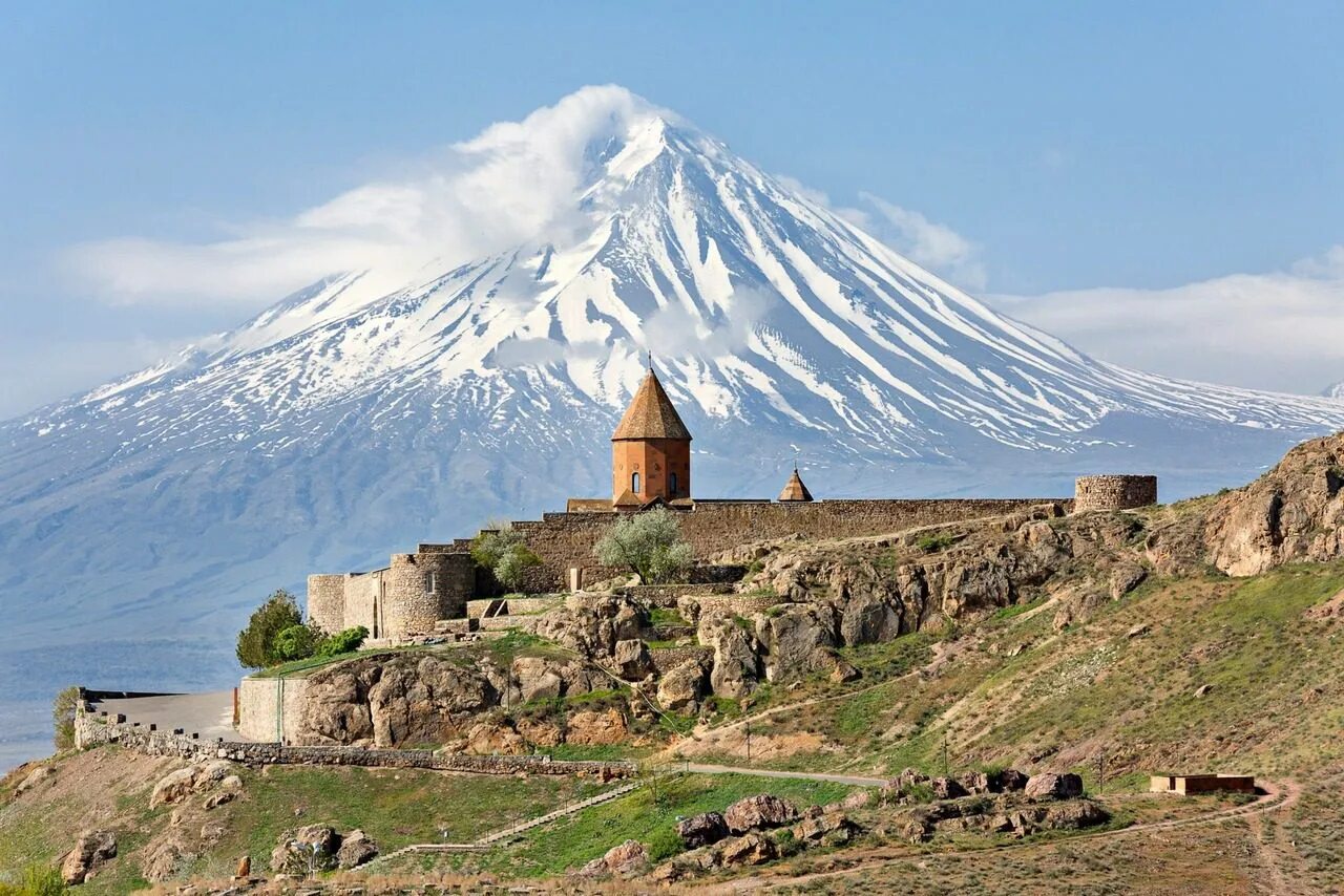 Ереван область. Хор Вирап Армения. Монастырь хор Вирап. Монастырь хор Вирап в Армении. Гора Арарат и хор Вирап.
