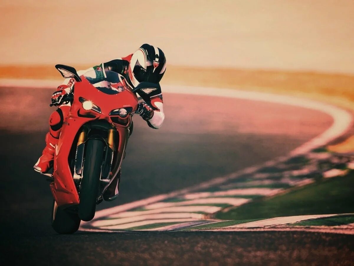 Мотоцикл на рабочий стол. Danny lyon. Парень на мотоцикле. Ducati hypermotard эндуро. Hypermotard ducati оранжевый.