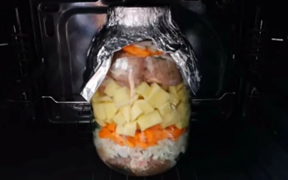 курица с картошкой в банке в духовке. курица с овощами в банке в духовке. курица в собственном соку. курица в собственном соку духовке рецепт банке. мясо в банке в духовке в собственном.