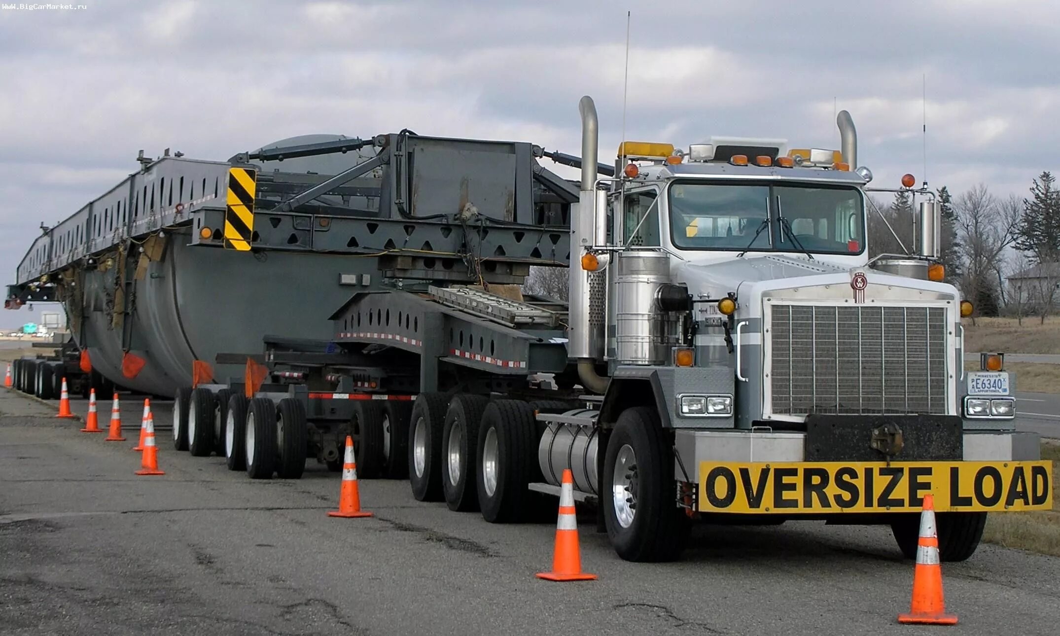 Load car. Kenworth w900 Oversize load. Кенворт негабарит. Kenworth негабарит. Кенворт с500.