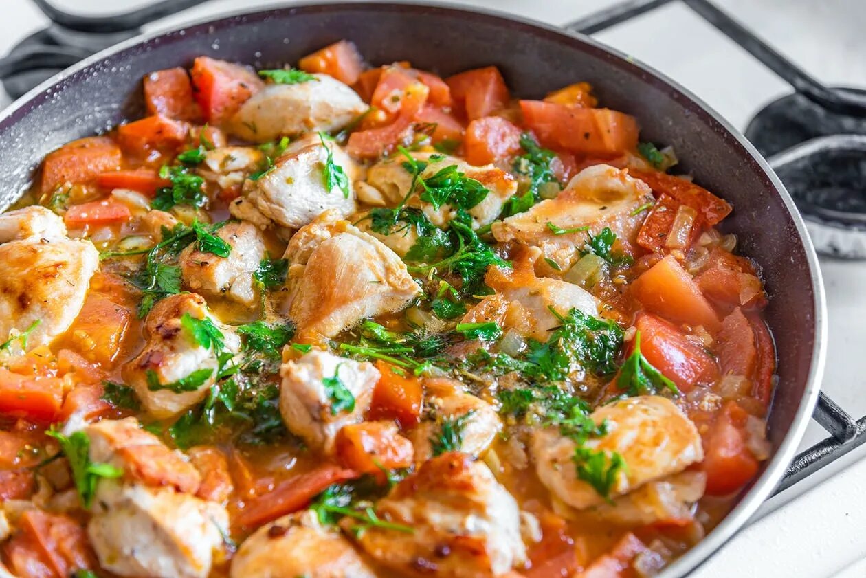 Куриные грудки с картошкой и овощами. Рагу из курицы. рагу с куриным филе. рагу с курицей и овощами. рагу из курицы с картошкой.