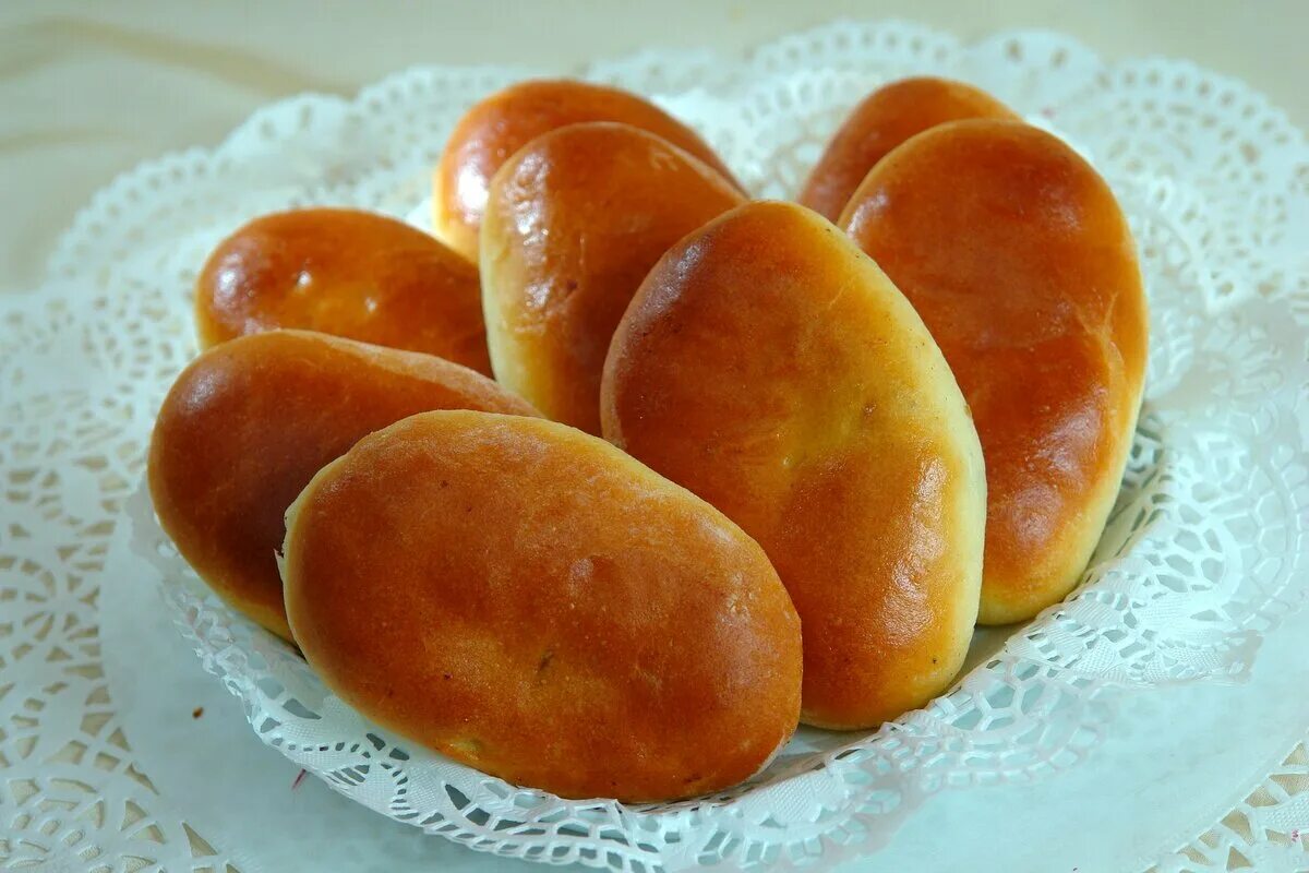 Печеный пирог с картошкой. Пирожки печеные. печеные пирожки с картошкой. коастаые печеныц пироги. пирожки печеные с капустой.