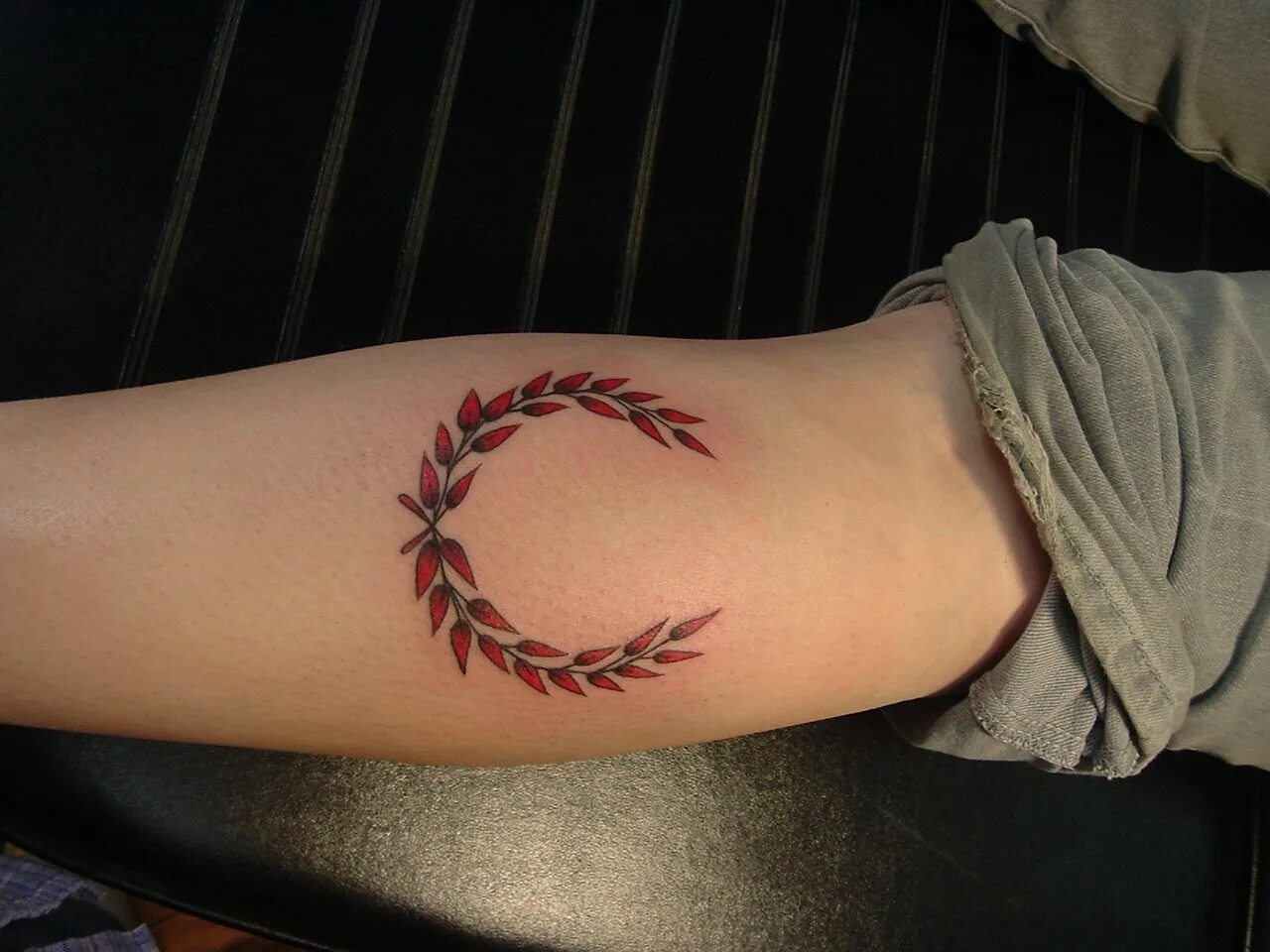 что означает тату венок. венки на ключицах тату. что означает тату венок. лавровый венок тату. тату лавровый венок на шее.