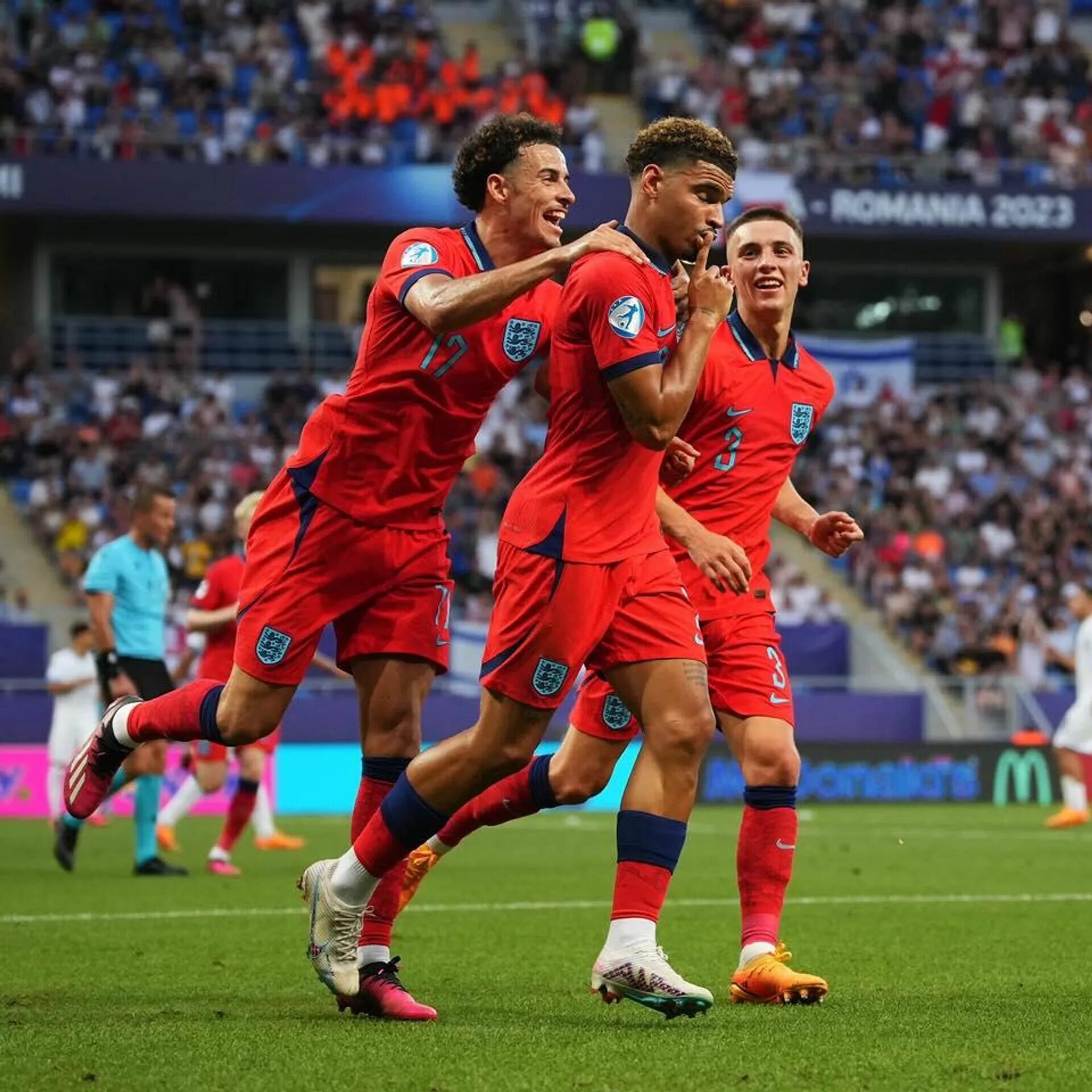 Футбол англии 2023 года. Футбол в Великобритании. Англия Испания финал. Англия Испания футбол. Футбол Россия Испания.