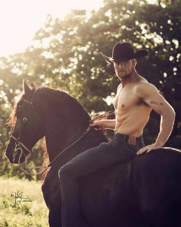 Парень на коне. Красивый парень с лошадью. Мужчина на коне.