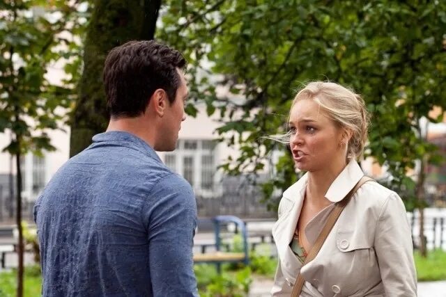 Хриплый голос мэм. Анимация ты где. Красивые девочки с открытым ртом. Приколы про бузову. Голос прикол.