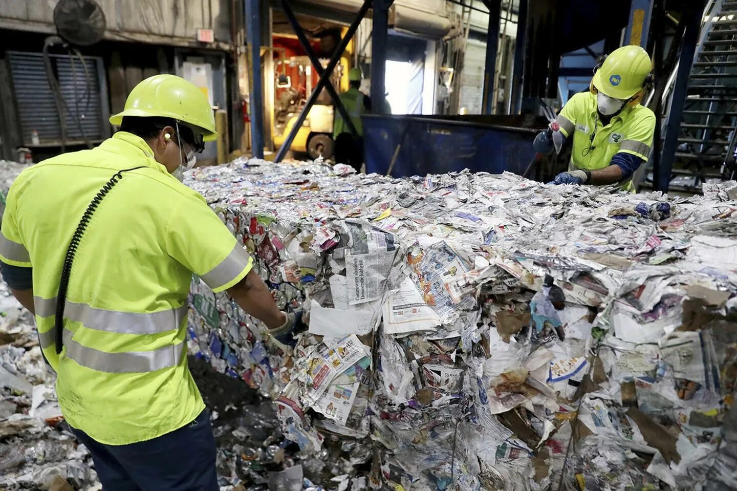 Переработки бумажных отходов. Утилизация бумаги. Бумага из отходов. Сортировщик макулатуры. Переработка бумаги.