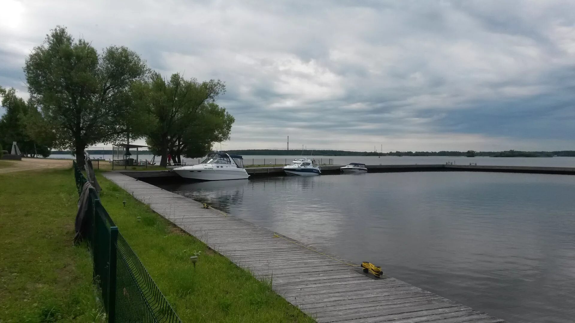 На курском водохранилище. Курчатовское водохранилище набережная. Курчатов водохранилище. Курчатов водохранилище пляж. Курчатовское водохранилище пляж.