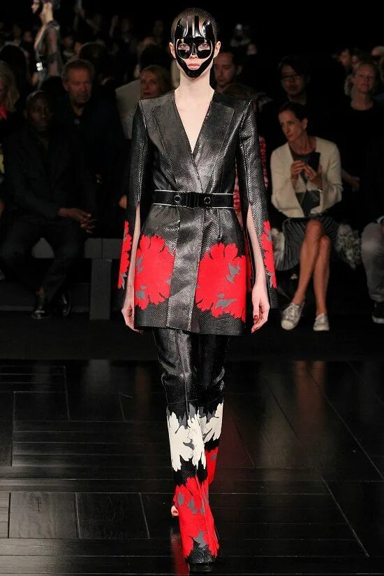 Mcqueen одежда. Alexander mcqueen коллекции. alexander mcqueen коллекции кимоно.