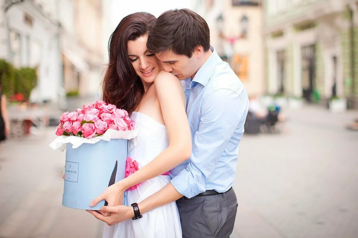 Цветы в руках у девушки. Парень дарит девушке цветы. Парень дарит цветы. Парень дарит цветы. Дарить девушке цветы фото.