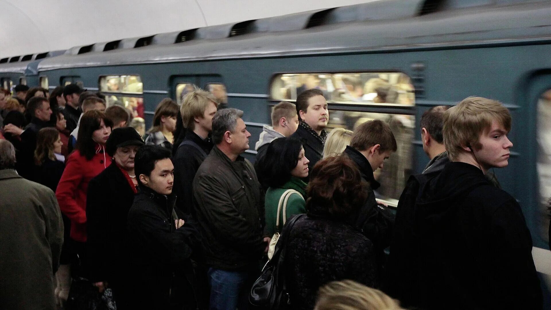 Пассажирам московского метрополитена. Час пик в метро в Москве. Метро Москва час пик вагон. Люди в Московском метро. Толпа людей в метро.