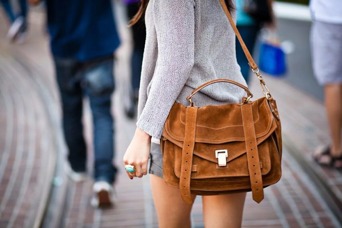 Топовые сумки. Сумка. Красивые сумки для девушек. Коричневая сумка стрит стайл. Образы с коричневой сумкой.