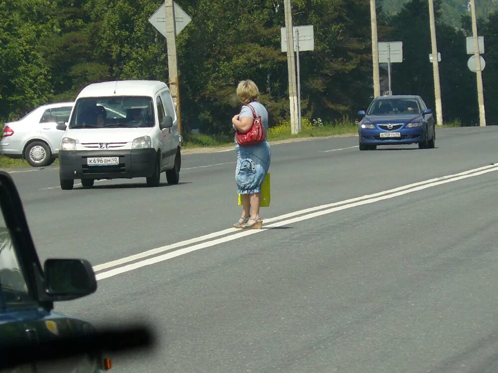 Переход дороги в неустановленном месте. Пешеход в неположенном месте. пешеход переходит дорогу в неположенном месте. нарушение пдд пешеходом. пешеходы нарушители.