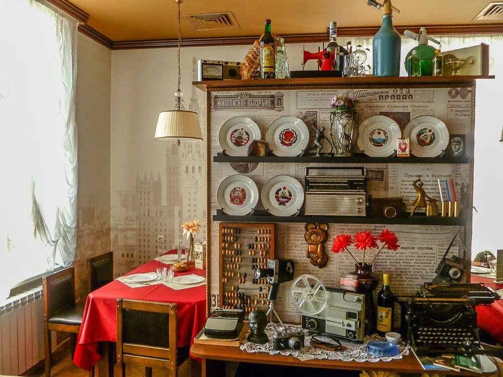 Советское ретро интерьер. Декор для мебели. Декор старой тумбочки. Декор шкафа. Винтаж в интерьере.