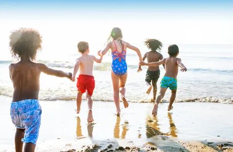 Children go to the beach