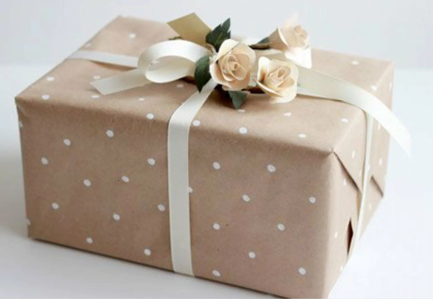 Как оформить большой подарок. Упаковка подарка на день рождения. Подарки и упаковка. Крафтовая коробка для подарка. Красивые подарочные коробки.