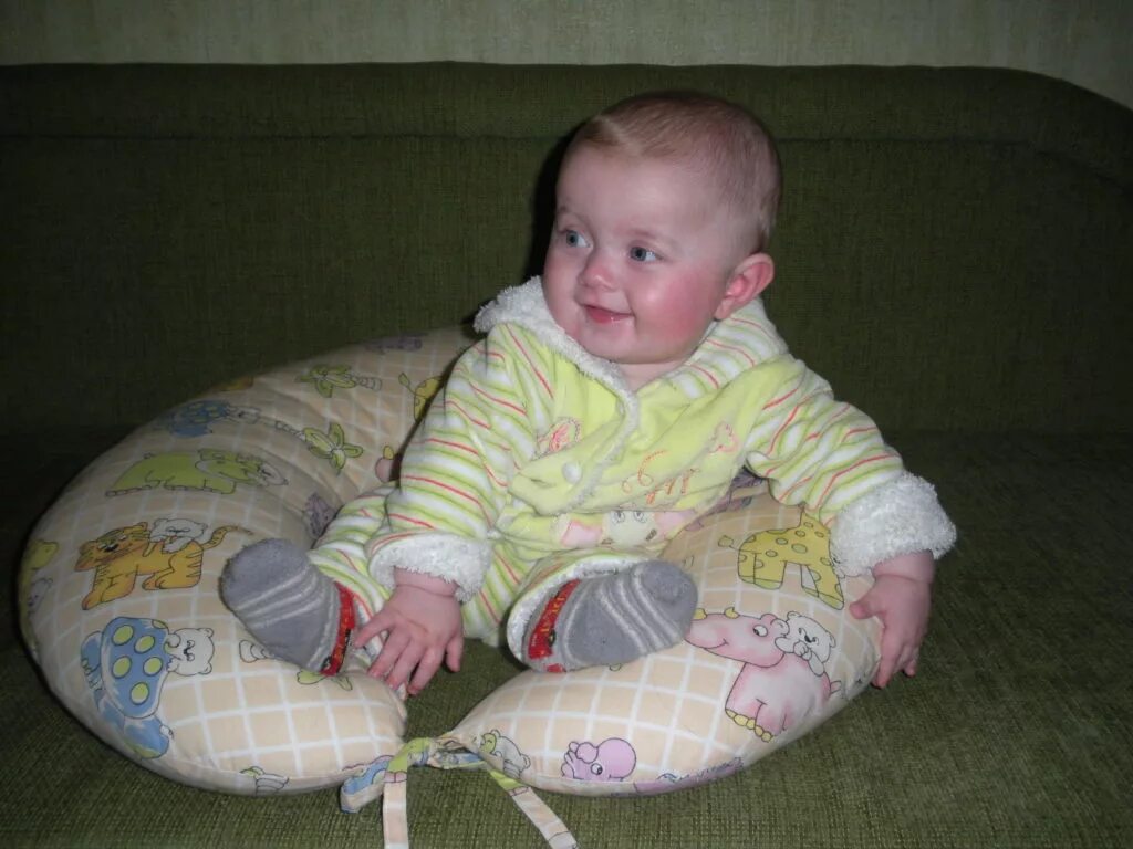 Во сколько месяцев можно сажать ребенка. Присаживание мальчика в подушки. Во сколько месяцев можно сажать ребенка. Подушка для присаживания ребенка. Упражнения для присаживания ребенка в 6 месяцев.