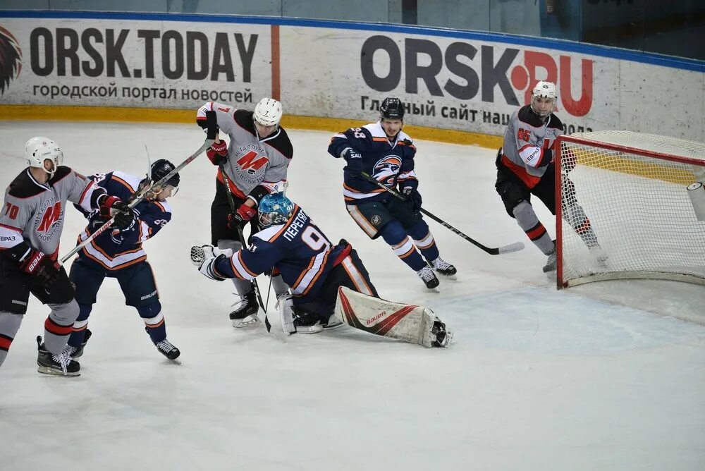 Кузнец металлург новокузнецк. Металлург. Металлург вхл. Металлург. Новокузнецк южный урал.