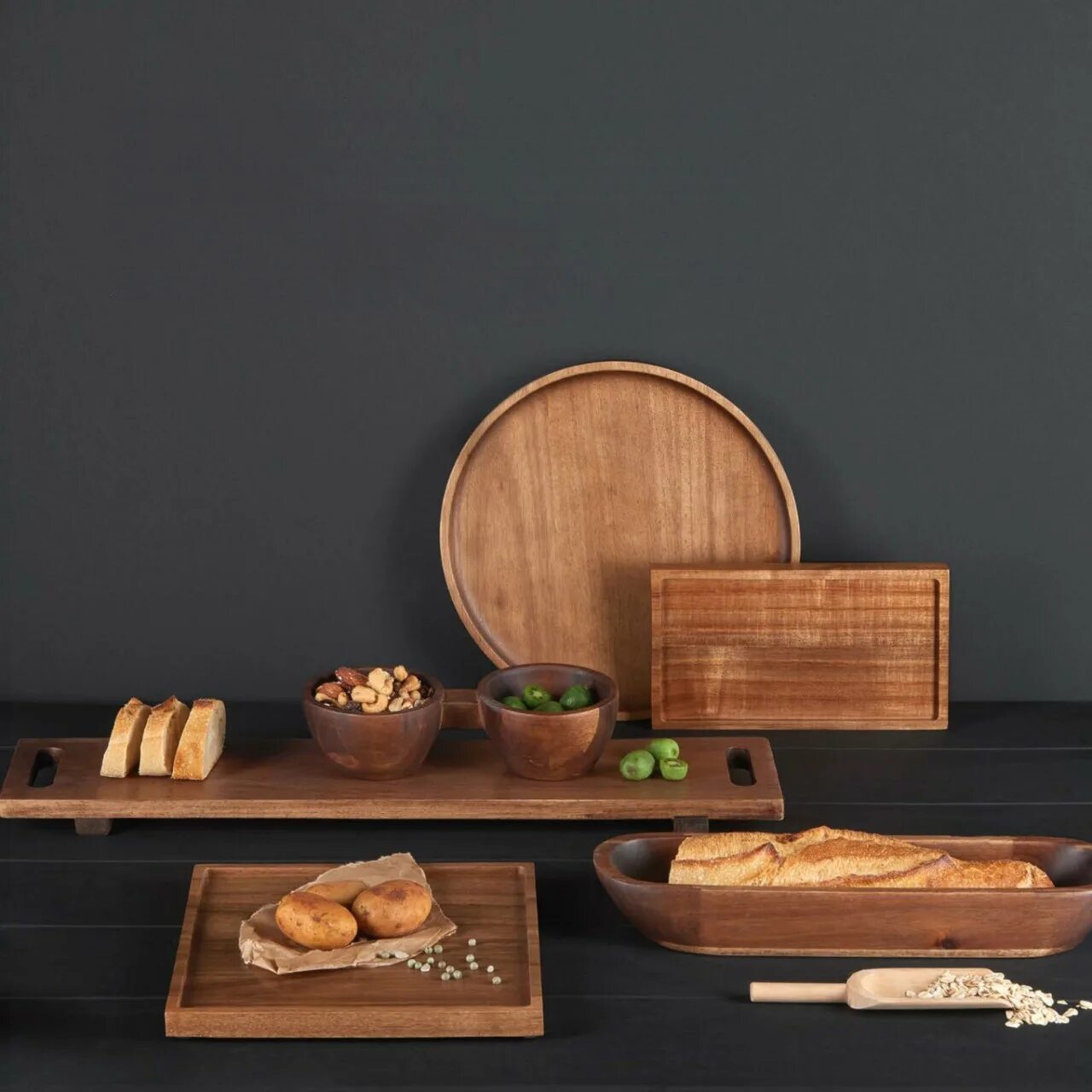 деревянная кухонная посуда. деревянная посуда для еды. деревянная кухонная посуда. красивая деревянная посуда. деревянная ложка.