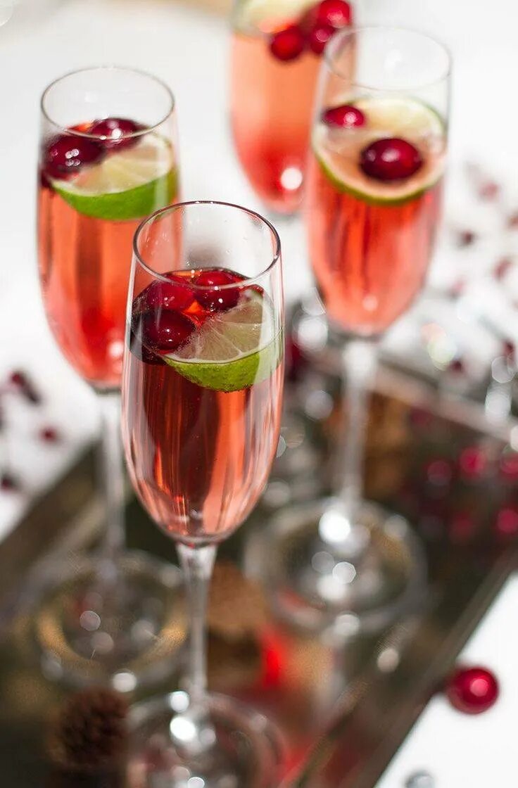 Коктейль Champagne Cocktail. Шампанское в бокале. Шампанское и фрукты. Шампанское с фруктами в бокале. Фруктовое шампанское