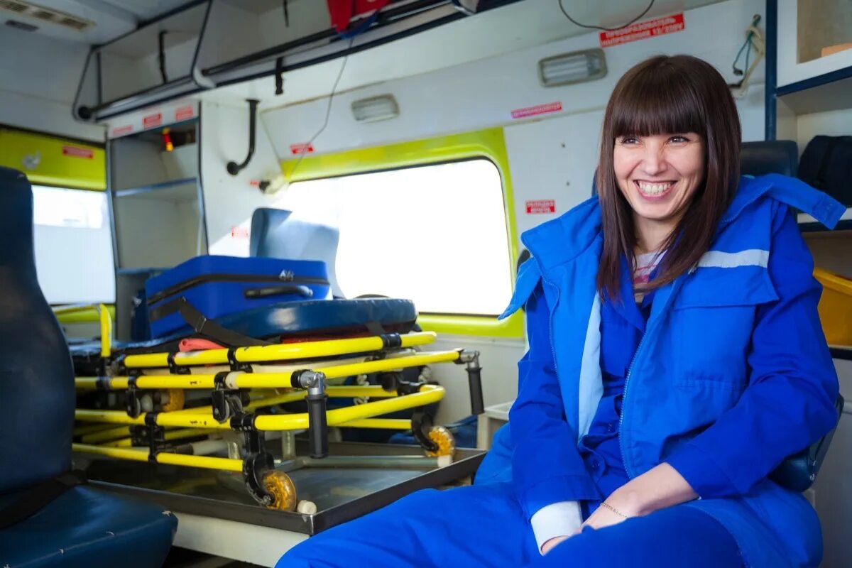 Сотрудники скорой помощи. Девушки скорой помощи. Девушки скорой помощи. Девушки из скорой помощи. Красивые девушки фельдшера скорой помощи.