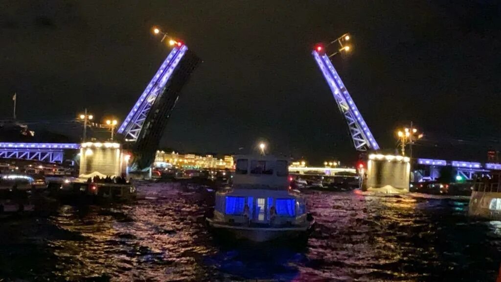 Ночная экскурсия по санкт петербургу разводные мосты. Речные прогулки СПБ развод мостов. Водные прогулки развод мостов. Теплоход Мегаполис и разводные мосты.