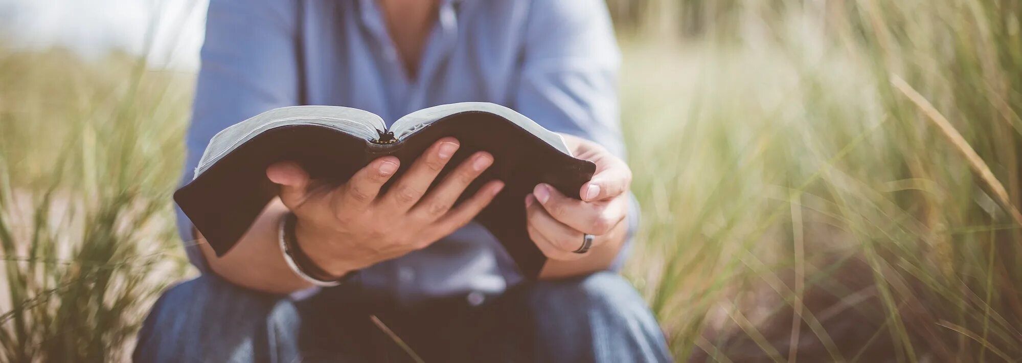 Читаем библию. Человек с Библией. Библия в руках. Человек с Библией на природе. Человек читает Библию.