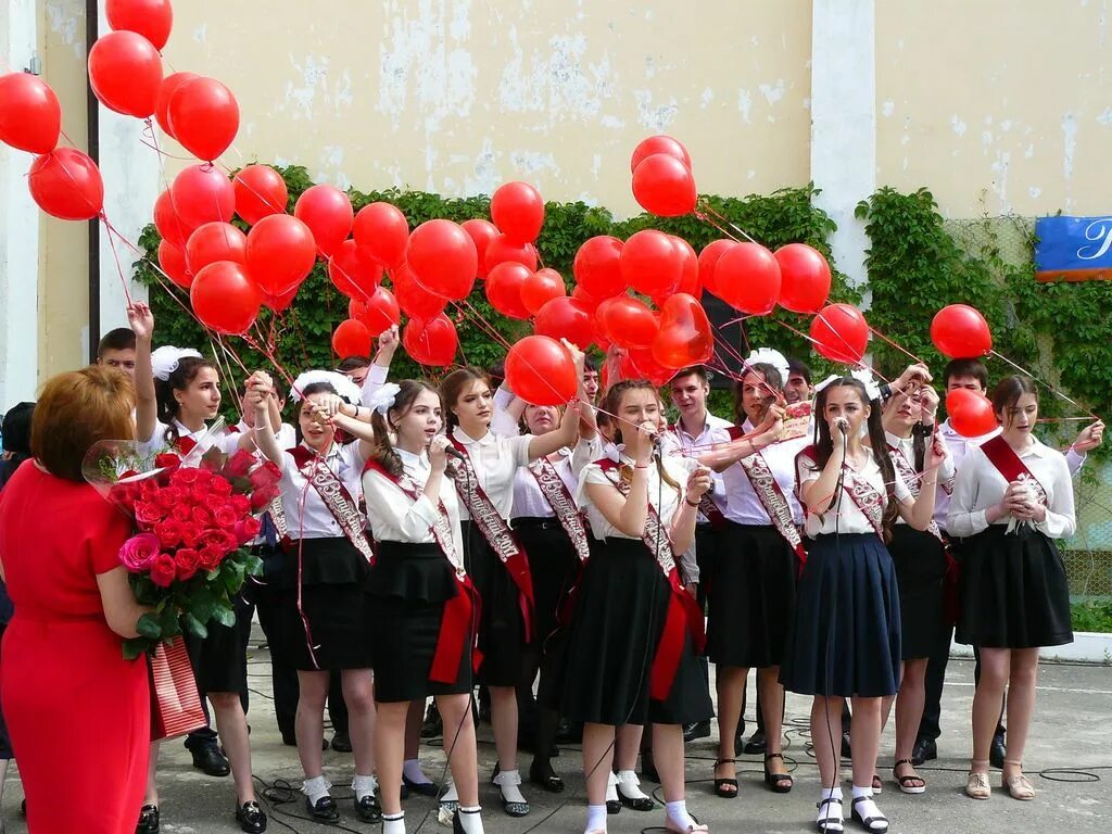 Последний звонок дагестан. Последний звонок дагестан. Сош 3 даг огни. Выпускной в дагестане. В махачкале последний звонок школе.