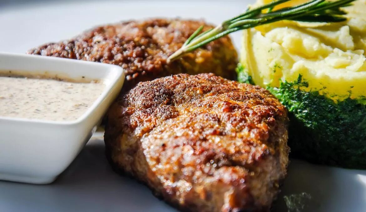 Рыбные котлеты в ресторане. Котлеты в ресторане. Котлета кафе москва. Котлета сокол. Котлета сокол.